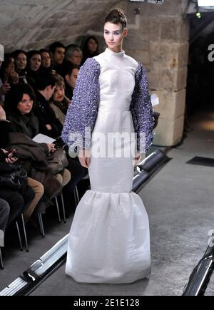 Un modèle présente une création du designer français David Vincent Camuglio Printemps-été 2011 spectacle de la collection haute-Couture, qui s'est tenu aux Grottes du Sommelier de Louis XV à Paris, France, le 26 janvier 2011. Photo par Edouard Bernaux/ABACAPRESS.COM Banque D'Images