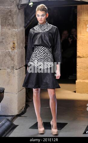 Un modèle présente une création du designer français David Vincent Camuglio Printemps-été 2011 spectacle de la collection haute-Couture, qui s'est tenu aux Grottes du Sommelier de Louis XV à Paris, France, le 26 janvier 2011. Photo par Edouard Bernaux/ABACAPRESS.COM Banque D'Images