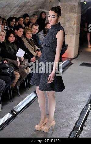 Un modèle présente une création du designer français David Vincent Camuglio Printemps-été 2011 spectacle de la collection haute-Couture, qui s'est tenu aux Grottes du Sommelier de Louis XV à Paris, France, le 26 janvier 2011. Photo par Edouard Bernaux/ABACAPRESS.COM Banque D'Images