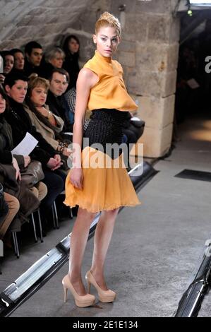 Un modèle présente une création du designer français David Vincent Camuglio Printemps-été 2011 spectacle de la collection haute-Couture, qui s'est tenu aux Grottes du Sommelier de Louis XV à Paris, France, le 26 janvier 2011. Photo par Edouard Bernaux/ABACAPRESS.COM Banque D'Images