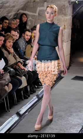 Un modèle présente une création du designer français David Vincent Camuglio Printemps-été 2011 spectacle de la collection haute-Couture, qui s'est tenu aux Grottes du Sommelier de Louis XV à Paris, France, le 26 janvier 2011. Photo par Edouard Bernaux/ABACAPRESS.COM Banque D'Images
