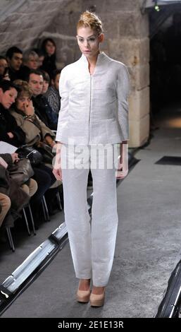 Un modèle présente une création du designer français David Vincent Camuglio Printemps-été 2011 spectacle de la collection haute-Couture, qui s'est tenu aux Grottes du Sommelier de Louis XV à Paris, France, le 26 janvier 2011. Photo par Edouard Bernaux/ABACAPRESS.COM Banque D'Images