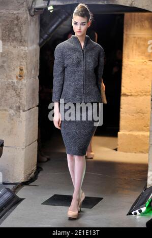 Un modèle présente une création du designer français David Vincent Camuglio Printemps-été 2011 spectacle de la collection haute-Couture, qui s'est tenu aux Grottes du Sommelier de Louis XV à Paris, France, le 26 janvier 2011. Photo par Edouard Bernaux/ABACAPRESS.COM Banque D'Images