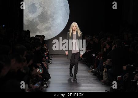Le modèle androgyne Andrej Pejic marche sur la piste pendant le spectacle Paul Smith dans le cadre de la semaine de mode de Paris pour hommes automne/hiver 2011-2012 à Paris, France, le 23 janvier 2011. Photo d'Alain Gil-Gonzalez/ABACAPRESS.COM Banque D'Images