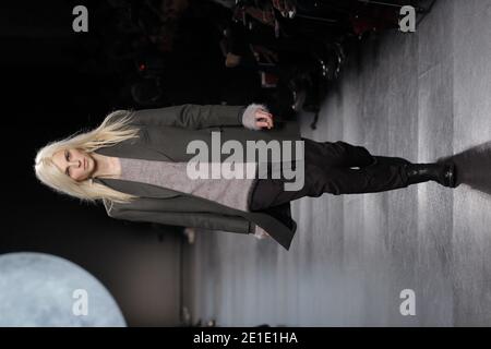 Le modèle androgyne Andrej Pejic marche sur la piste pendant le spectacle Paul Smith dans le cadre de la semaine de mode de Paris pour hommes automne/hiver 2011-2012 à Paris, France, le 23 janvier 2011. Photo d'Alain Gil-Gonzalez/ABACAPRESS.COM Banque D'Images