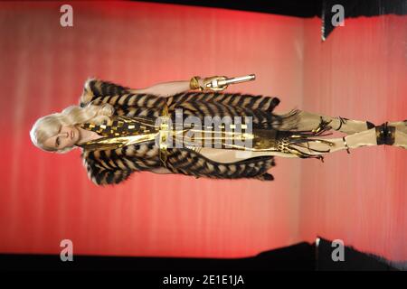 Le modèle androgyne Andrej Pejic marche sur la piste pendant le spectacle Jean Paul Gaultier dans le cadre de la semaine de mode de Paris pour hommes automne/hiver 2011-2012 à Paris, France, le 20 janvier 2011. Photo d'Alain Gil-Gonzalez/ABACAPRESS.COM Banque D'Images
