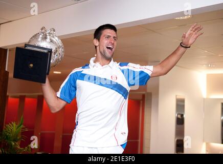 Le Novak Djokovic de Serbie célèbre avec son trophée après avoir battu Andy Murray en Grande-Bretagne 6-4, 6-2, 6-3, lors du tournoi de tennis Men's Australian Open à Melbourne, en Australie, le 30 janvier 2011. Photo de Ben Solomon/ABACAPRESS.COM Banque D'Images