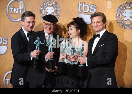 Anthony Andrews, Geoffrey Rush, Helena Bonham carter et Colin Firthavec le prix de la « performance exceptionnelle par UNE image en mouvement » poses dans la salle de presse du 17e Prix annuel de la Guilde des acteurs du cinéma (SAG), qui a eu lieu au Shrine exposition Center de Los Angeles, CA, USA le 30 janvier, 2011. Photo de Lionel Hahn/ABACAPRESS.COM Banque D'Images