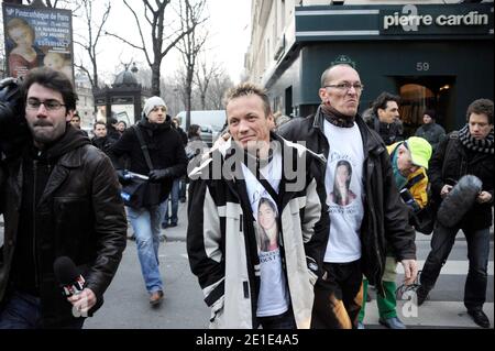 Le pere biologique de Laetitia Perrais, Franck Perrais s'est rendu devant le palais de l'Elysée ou le Président Nicolas Sarkozy a recommandé Michelle et Gilles Patron, la famille d'accueil de Laetitia a Paris, France, le 31 janvier 2011. Il a finalement ete brievement recu par un conseiller du président. Photo de Mousse/ABACAPRESS.COM Banque D'Images