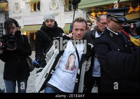 Le pere biologique de Laetitia Perrais, Franck Perrais s'est rendu devant le palais de l'Elysée ou le Président Nicolas Sarkozy a recommandé Michelle et Gilles Patron, la famille d'accueil de Laetitia a Paris, France, le 31 janvier 2011. Il a finalement ete brievement recu par un conseiller du président. Photo de Mousse/ABACAPRESS.COM Banque D'Images