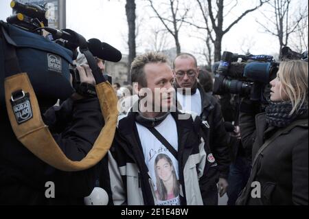 Le pere biologique de Laetitia Perrais, Franck Perrais s'est rendu devant le palais de l'Elysée ou le Président Nicolas Sarkozy a recommandé Michelle et Gilles Patron, la famille d'accueil de Laetitia a Paris, France, le 31 janvier 2011. Il a finalement ete brievement recu par un conseiller du président. Photo de Mousse/ABACAPRESS.COM Banque D'Images