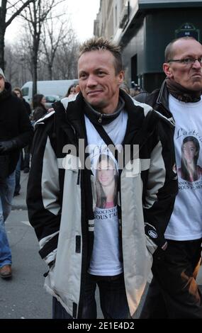 Le pere biologique de Laetitia Perrais, Franck Perrais s'est rendu devant le palais de l'Elysée ou le Président Nicolas Sarkozy a recommandé Michelle et Gilles Patron, la famille d'accueil de Laetitia a Paris, France, le 31 janvier 2011. Il a finalement ete brievement recu par un conseiller du président. Photo de Mousse/ABACAPRESS.COM Banque D'Images