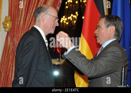 Le Président du Bundestag allemand Norbert Lammert (L) reçoit la médaille du Commandeur dans l'ordre de la Légion d'Honneur par le Président de l'Assemblée nationale française Bernard Accoyer à l'Hôtel de Lassay, à Paris, en France, le 1er février 2011. Photo de Thierry Orban/ABACAPRESS.COM Banque D'Images