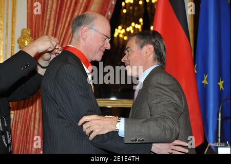 Le Président du Bundestag allemand Norbert Lammert (L) reçoit la médaille du Commandeur dans l'ordre de la Légion d'Honneur par le Président de l'Assemblée nationale française Bernard Accoyer à l'Hôtel de Lassay, à Paris, en France, le 1er février 2011. Photo de Thierry Orban/ABACAPRESS.COM Banque D'Images