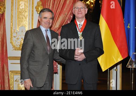 Le Président du Bundestag allemand Norbert Lammert (R) reçoit la médaille du Commandeur dans l'ordre de la Légion d'Honneur par le Président de l'Assemblée nationale française Bernard Accoyer à l'Hôtel de Lassay, à Paris, en France, le 1er février 2011. Photo de Thierry Orban/ABACAPRESS.COM Banque D'Images