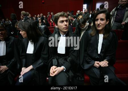 Grève des magistrats à la Cour de justice de Nantes, dans l'ouest de la France, le 4 février 2011. Les magistrats du palais de justice de Nantes ont voté jeudi pour une "semaine sans audience" jusqu'au 10 février prochain pour protester contre les accusations du président Nicolas Sarkozy suite au meurtre de la jeune Laetitia Perrais à Pornic le 18 janvier. Photo par ABACAPRESS.COM Banque D'Images