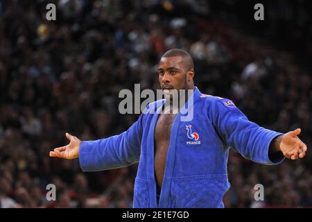 Le Teddy Riner (bleu) de France est en compétition dans la catégorie hommes +100 kg lors du tournoi international IJF Judo Grand Chelem au Bercy Stadium à Paris, en France, le 6 février 2011. Photo de Christophe Guibbbaud/ABACAPRESS.COM Banque D'Images