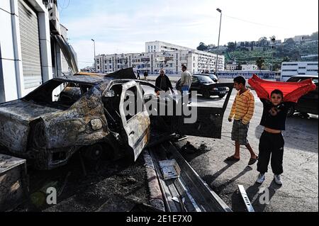 Vue de la concession Renault détruite à Bab El-Oued, Alger, Algérie le 7 janvier 2011 lors d'une démonstration. Photo de Louiza Ammi/ABACAPRESS.COM Banque D'Images