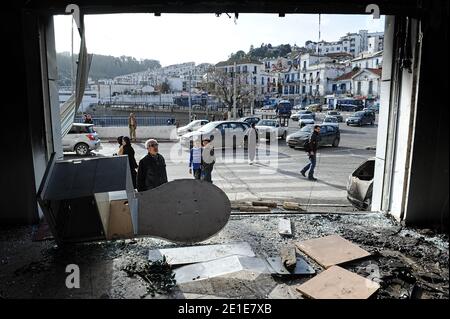 Vue de la concession Renault détruite à Bab El-Oued, Alger, Algérie le 7 janvier 2011 lors d'une démonstration. Photo de Louiza Ammi/ABACAPRESS.COM Banque D'Images