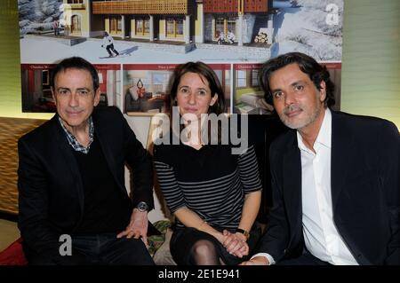 Alexia Laroche Joubert , Alain Chamfort et Christophe Bratier assistent à la fête pour le nouveau programme immobilier Chalets de Valmorel par le Club Mediterranee à Paris, France, le 8 février 2011. Photo d'Alban Wyters/ABACAPRESS.COM Banque D'Images