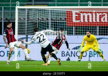 MILAN, ITALIE - JANVIER 6: Federico Chiesa de Juventus tire pour marquer ses côtés deuxième but pendant la série UN match entre AC Milan et Juventus FC au stade San Siro le 6 janvier 2021 à Milan, Italie (Photo de Ciro Santangelo/BSR Agency/Alay Live News)*** Légende locale *** Federico Chiesa tire pour marquer ses côtés deuxième but crédit: BSR Agency/Alay Live News Banque D'Images