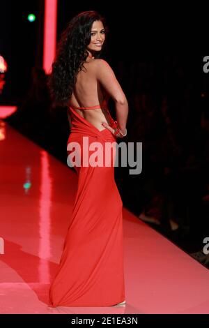 Camila Alves marche sur la piste au spectacle de mode Heart Truth automne 2011 lors de la Mercedes-Benz Fashion week au théâtre du Lincoln Center à New York City, NY, États-Unis, le 9 février 2011. Photo par Elizabeth Pantaleo/ABACAUSA.COM Banque D'Images