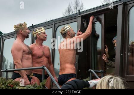 PRAGUE - 6 janvier : trois nageurs endurcis posent comme 3 rois le 6 janvier 2021 au quai de Prague à Venise, Prague, République tchèque. Nage traditionnelle à la mi-journée Banque D'Images