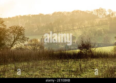 De longues ombres et un soleil éclatant le jour de l'hiver Le village de Northend dans Buckinghamshire Banque D'Images