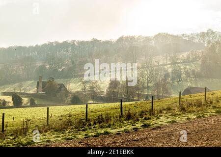 De longues ombres et un soleil éclatant le jour de l'hiver Le village de Northend dans Buckinghamshire Banque D'Images