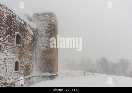 Forte Interrotto à Altopiano di Asiago pendant une tempête de neige Banque D'Images
