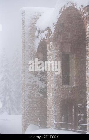 Forte Interrotto à Altopiano di Asiago pendant une tempête de neige Banque D'Images