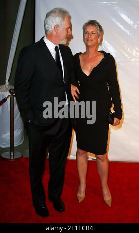 Jamie Lee Curtis et Pieter Jan Brugge arrivent pour 2011 MusiCares personne de l'année hommage à Barbra Streisand qui s'est tenu au Los Angeles Convention Center à Los Angeles, CA, Etats-Unis, le 11 février 2011. Photo de Tonya Wise/ABACAPRESS.COM Banque D'Images