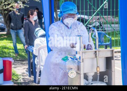 Bogota, Colombie. 6 janvier 2021. Une infirmière se lave les mains avant d'effectuer des tests PCR gratuits sur des personnes de la ville d'Usaquen à Bogota crédit: Daniel Garzon Herazo/ZUMA Wire/Alay Live News Banque D'Images