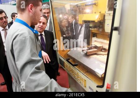 Le ministre français du travail, de l'emploi et de la santé Xavier Bertrand visite l'AFPMA (formation des métiers du district d'Ain) à Peronnas, France le 11 février 2011. Photo de Vincent Dargent/ABACAPRESS.COM Banque D'Images