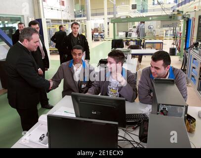 Le ministre français du travail, de l'emploi et de la santé Xavier Bertrand visite l'AFPMA (formation des métiers du district d'Ain) à Peronnas, France le 11 février 2011. Photo de Vincent Dargent/ABACAPRESS.COM Banque D'Images