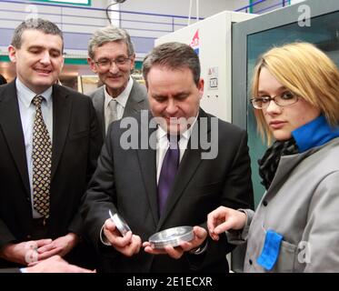 Le ministre français du travail, de l'emploi et de la santé Xavier Bertrand visite l'AFPMA (formation des métiers du district d'Ain) à Peronnas, France le 11 février 2011. Photo de Vincent Dargent/ABACAPRESS.COM Banque D'Images