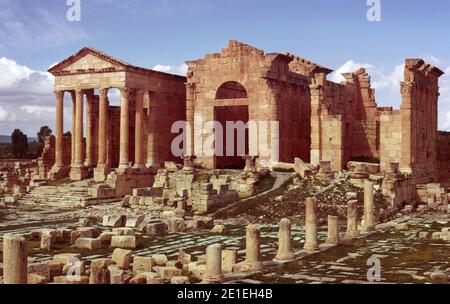 Le site archéologique de Sbeitla dans le centre-nord de la Tunisie. Ruines romaines de Sufetula, les temples romains les mieux préservés du forum en Tunisie. Trois temples - Jupiter, Minerva et Juno. Numérisation d'archivage à partir d'une lame. Avril 1976. Banque D'Images