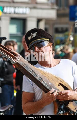 Lindsay Buckland, musicien de bus à Dam Square, Amsterdam. Vu ici jouant une forme d'Appalachian Dulcimer. Banque D'Images