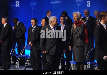 Dominique Strauss-Kahn, Directeur général du Fonds monétaire international et ministre des Finances française Christine Lagarde avant la photo de famille du sommet financier du G20 au ministère des Finances de Bercy à Paris, France, le 19 février 2011. Les chefs des finances des 20 pays industrialisés et les plus en développement du monde se débattent pour stabiliser l'économie mondiale lors d'une réunion de deux jours à Paris. Photo de Mousse/ABACAPRESS.COM Banque D'Images