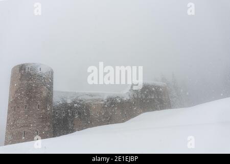 Forte Interrotto à Altopiano di Asiago pendant une tempête de neige Banque D'Images