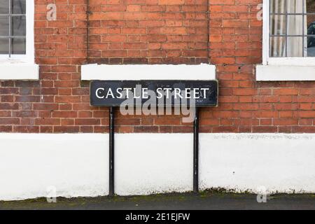 Panneau de rue noir et blanc en métal ancien, Castle Street à Warwick, Royaume-Uni Banque D'Images