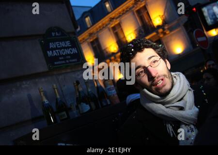 Simon Cottin-Marx, porte parole du collectif 'Jeudi Noir' lors d'une 'decremaillere' organiser par le collectif après l'expulsion de l'immeuble locataire a AXA u 22 Avenue Matignon a Paris, France le 18 Fevrier 2011. Photo David Fritz/ABACAPRESS.COM Banque D'Images