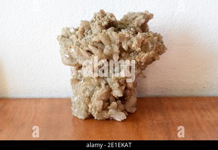 Quartz minéral sur table en bois. Trouvé en Russie Banque D'Images