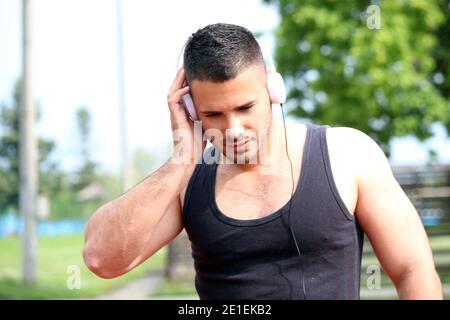 jeune homme écoutant de la musique et de l'entraînement Banque D'Images