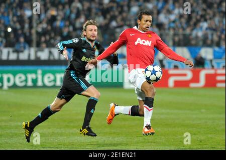 Gabriel Heinze de Marseille et Nani de Man Utd lors du match de la Ligue des champions entre l'Olympique de Marseille et le Manchester United FC au Stade Velodrome le 23 février 2011 à Marseille, France. Photo de Stephane Reix/ABACAPRESS.COM Banque D'Images