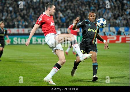 André Ayew de Marseille et John O'Shea de Man Utd lors du match de la Ligue des champions entre l'Olympique de Marseille et le Manchester United FC au Stade vélodrome le 23 février 2011 à Marseille, France. Photo de Stephane Reix/ABACAPRESS.COM Banque D'Images