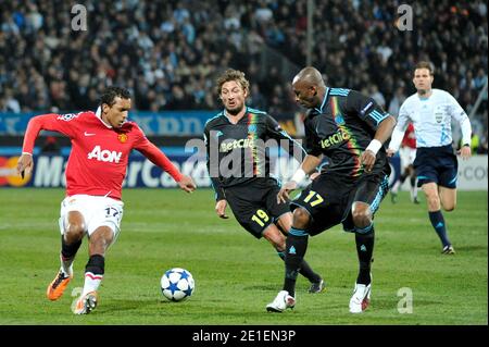 Gabriel Heinze et Stephane Mbia de Marseille avec Nani de Man Utd lors du match de la Ligue des champions entre l'Olympique de Marseille et le Manchester United FC au Stade Velodrome le 23 février 2011 à Marseille, France. Photo de Stephane Reix/ABACAPRESS.COM Banque D'Images