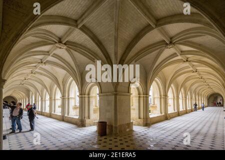 Fontevraud, France 10 mai 2013 : touristes dans les cloîtres de l'abbaye de Fontevraud Banque D'Images