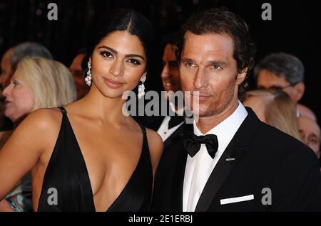 Matthew McConaughey et sa petite amie Camila Alves arrivent au 83e Annual Academy Awards, qui s'est tenu au Kodak Theatre de Los Angeles, en Californie, aux États-Unis, le 27 février 2011. Photo de Lionel Hahn/ABACAUSA.COM Banque D'Images