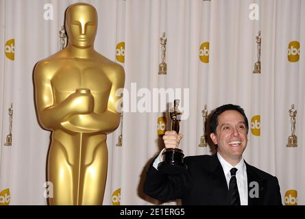 Lee Unkrich, lauréat du prix de l'Académie, pose dans la salle de presse l'Oscar du meilleur long métrage d'animation pour « Toy Story 3 », lors du 83e Prix annuel de l'Académie, qui s'est tenu au Kodak Theatre de Los Angeles, en Californie, aux États-Unis, le 27 février 2011. Photo de Lionel Hahn/ABACAUSA.COM Banque D'Images